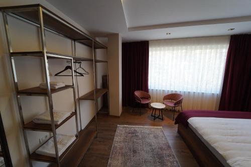 普里兹伦Monarch Hotel的酒店客房,设有床和书架