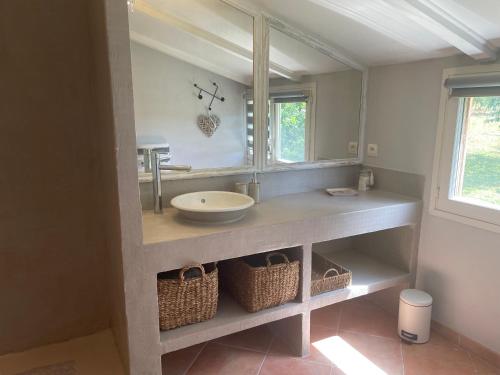 Saint-Pey-de-CastetsGouillette的一间带水槽和镜子的浴室