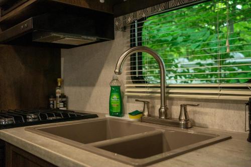 Miller LakeGrotto Getaway的带窗户的厨房内的盥洗盆