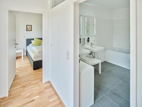 维也纳MySchönbrunn Apartments的白色的浴室设有床和水槽