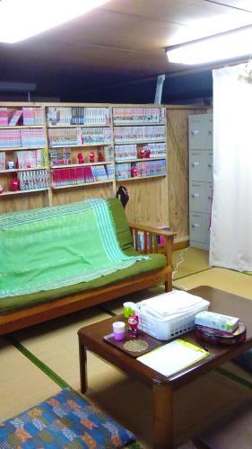 盛冈Female Only Dormitory 4beds room- Vacation STAY 14308v的一间设有床、桌子和书架的房间
