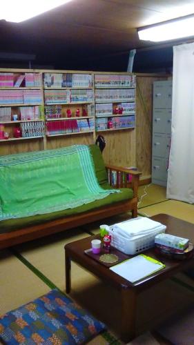 盛冈Mixed Dormitory 6beds room- Vacation STAY 14724v的一间在商店里带床和桌子的房间
