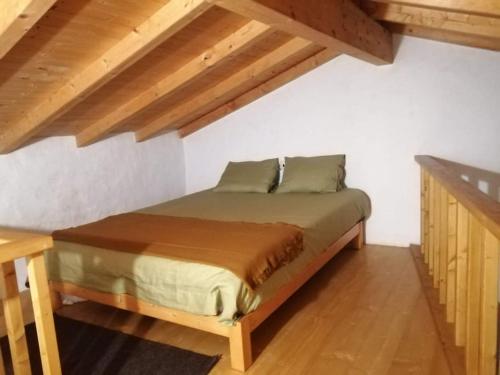 圣特奥托纽Monte Alentejano ideal para relaxar na natureza的一间带一张床的卧室,位于带木制天花板的房间内