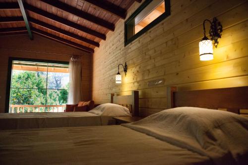 契拉勒艾奇诺克酒店 - 仅限成人的一间卧室设有两张床和窗户。