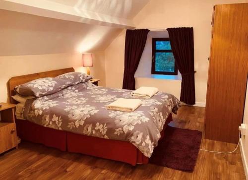 CloghanReelin bar holiday Accommodation的一间卧室配有一张床,上面有两条毛巾