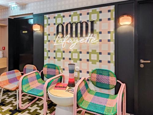 尼斯Aparthotel AMMI Nice Lafayette的一间带桌椅和卫生间的餐厅