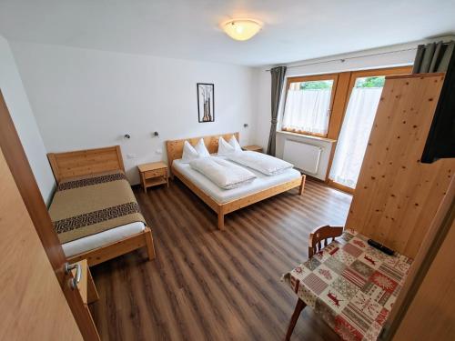 拉维拉Apartments Brunella的一间卧室设有两张床和窗户。