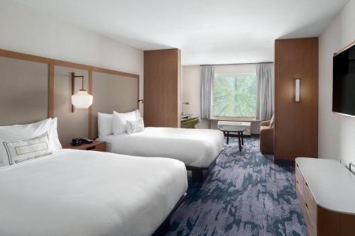 欢乐草原Fairfield Inn & Suites by Marriott Kenosha Pleasant Prairie的酒店客房设有两张床和电视。