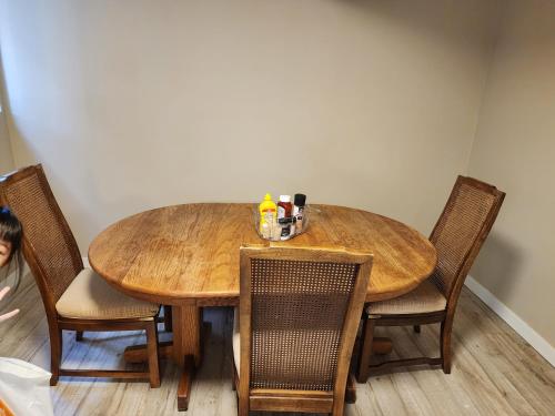 伯纳比Economical Homestay的餐桌、椅子和木桌