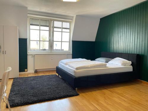 林茨Linz -central condo的一间卧室设有一张床和绿色的墙壁