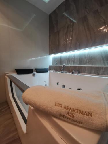 诺维萨德Lux A28的带浴缸和盥洗盆的浴室