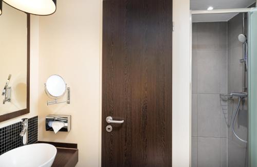 柏林柏灵莱昂纳多酒店的一间带卫生间和木门的浴室