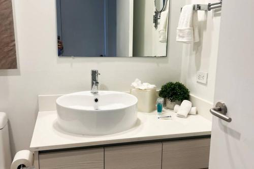 哈兰代尔海滩Beautiful studio in Hallandale Beach的白色的浴室设有水槽和镜子