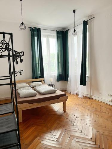 克拉科夫Nice View Rooms In Old Town的一间卧室配有一张床,铺有木地板