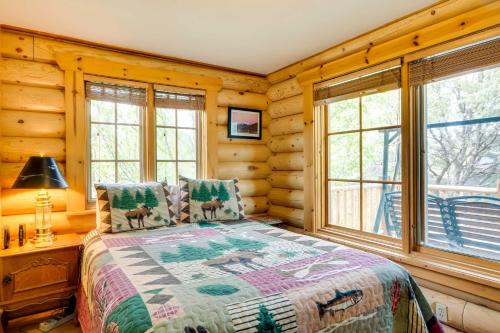 阿尔托Lacys Log Cabin Alto Home with Mountain Views!的小木屋内一间卧室,配有一张床