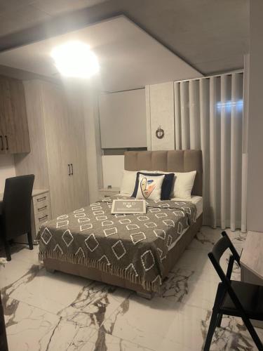 帕特雷Sea View Apartment的一间卧室配有一张床和一张书桌