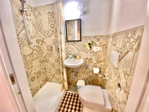 帕尔马Maison Sarraj Affittacamere的一间带卫生间和水槽的浴室