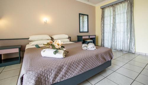 卡拉马孔索菲亚酒店的一间卧室配有两张床,床上有鞋子