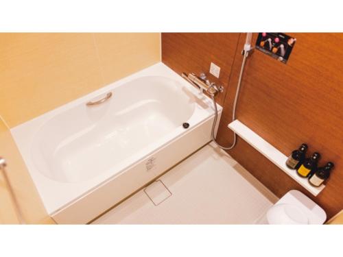 姶良市AIRAIKU HOTEL Kagoshima - Vacation STAY 17445v的小浴室设有白色浴缸。