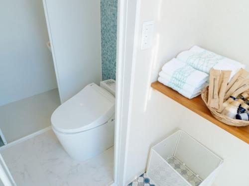 NomaBAMBOO RESORT MIHAMA TSUNAGI - Vacation STAY 43006v的一间带卫生间的浴室和一篮毛巾