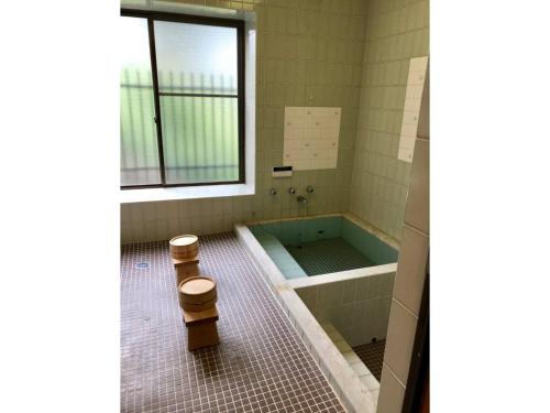 伊东Masaya Villa - Vacation STAY 23218v的带浴缸和卫生间的浴室。
