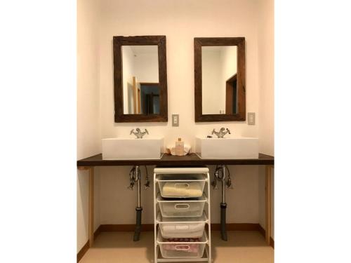 伊东Masaya Villa - Vacation STAY 23218v的浴室设有2个水槽和2面镜子