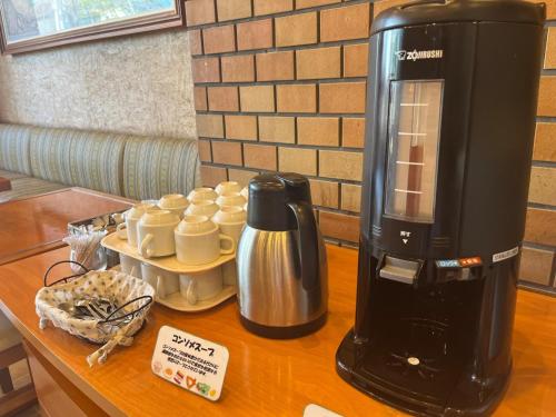 IrifunechōHotel Axia Inn Kushiro - Vacation STAY 67235v的咖啡冲泡器旁的柜台