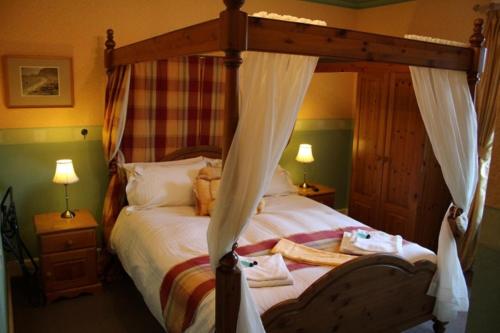 卡伦德Highland House Callander的一间卧室配有一张带木篷的床