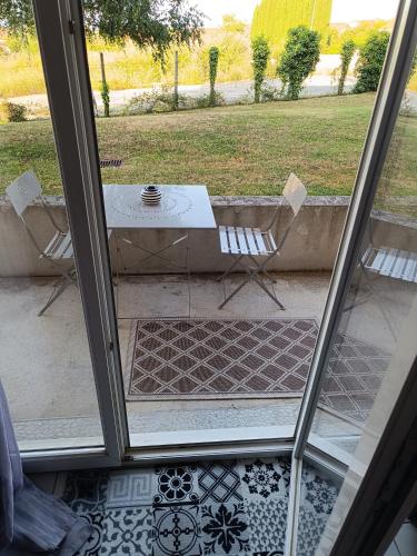 里摩日Appartement T2的享有带桌椅的庭院的景色。