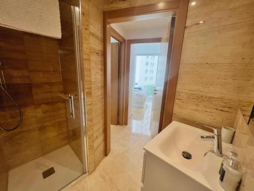 直布罗陀Luxury 1 Bed - City Suites Ocean Spa Plaza的带淋浴和盥洗盆的浴室