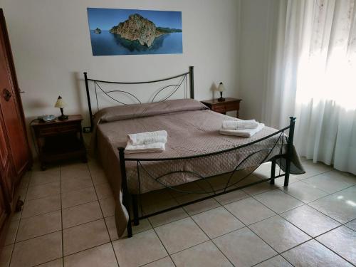 伊格莱西亚斯Casa Elce的一间卧室配有一张床,上面有两条毛巾