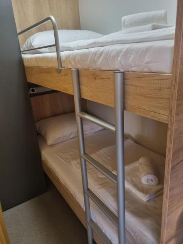 帕科坦Hipo camp Mobil home Arta的双层床上配有梯子的双层床