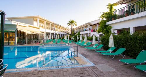 卡拉马孔索菲亚酒店的酒店设有带椅子和遮阳伞的游泳池