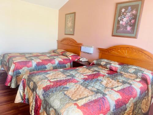 KingfisherPAYLESS INN的一间酒店客房,房间内设有两张床