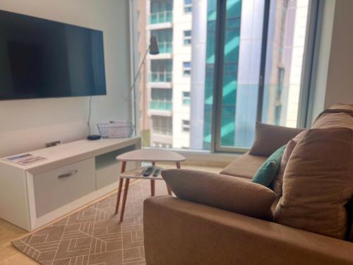 直布罗陀Luxury 1 Bed - City Suites Ocean Spa Plaza的带沙发和平面电视的客厅