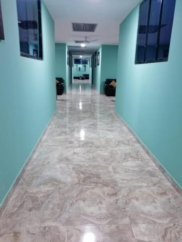 SauceLOMAS de SAUCE的走廊设有大理石地板和蓝色的墙壁