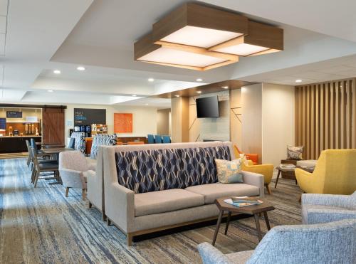 普兰菲尔德印第安纳波利斯机场智选假日酒店的带沙发和椅子的等候室