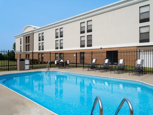 普兰菲尔德印第安纳波利斯机场智选假日酒店的大楼前的游泳池
