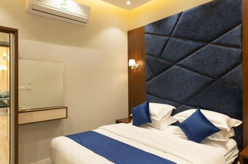 利雅德شاليهات ريفي的一间卧室配有一张带蓝色枕头的大床