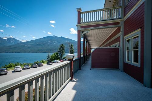 KasloKaslo Hotel的湖景阳台