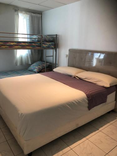帕皮提Magnifique F3 tout équipé的一间卧室配有两张双层床。