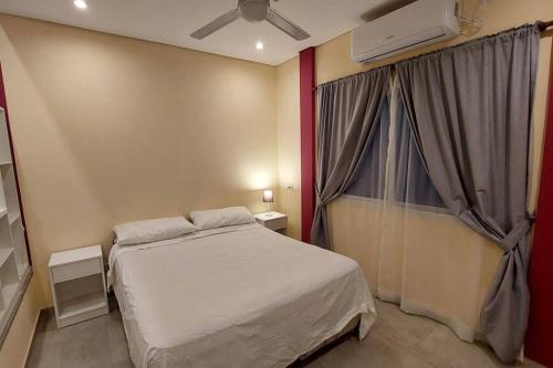 科连特斯Departamento monoambiente Necco Apart的卧室配有白色的床和窗户。