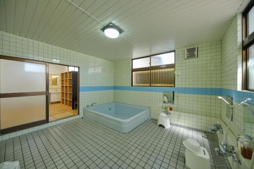 富士河口湖芙蓉山居煙霞ー元富士の屋旅館ー的带浴缸、卫生间和盥洗盆的浴室