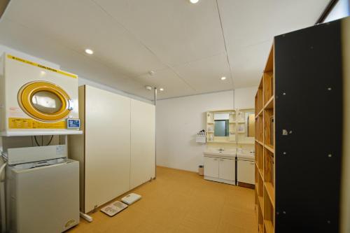 富士河口湖芙蓉山居煙霞ー元富士の屋旅館ー的客房设有带白色橱柜和冰箱的厨房。
