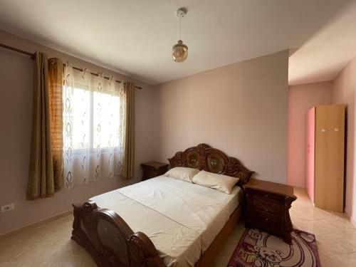 地拉那B&B - Private rooms 2的一间卧室设有一张床和一个窗口