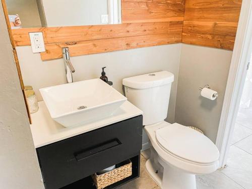 凯阿奥Surf Getaway, Queen Bed, Private Lanai的浴室配有白色卫生间和盥洗盆。