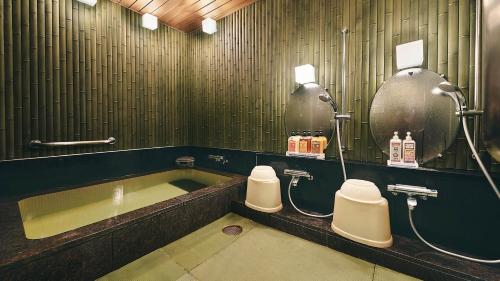 神户Diamond Arima Onsen Society的带浴缸的浴室和2个卫生间