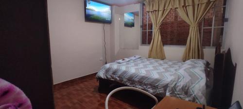 拉塔昆加Alójate con Estefany的一间卧室设有一张床和一个窗口