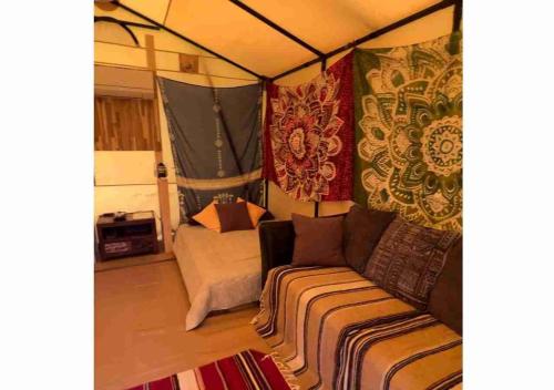 IjinabaruKeisaji CAMP SITE - Vacation STAY 90068v的客厅配有沙发和1张床