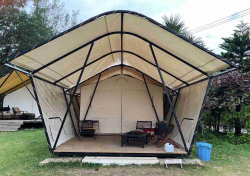 IjinabaruKeisaji CAMP SITE - Vacation STAY 90068v的田野上带椅子和桌子的帐篷